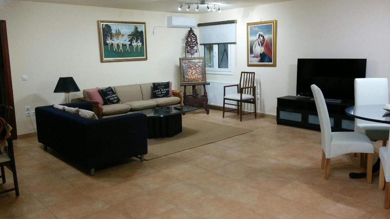 Lovely 2-Bedroom Apartment At Greek Riviera Vári Eksteriør billede