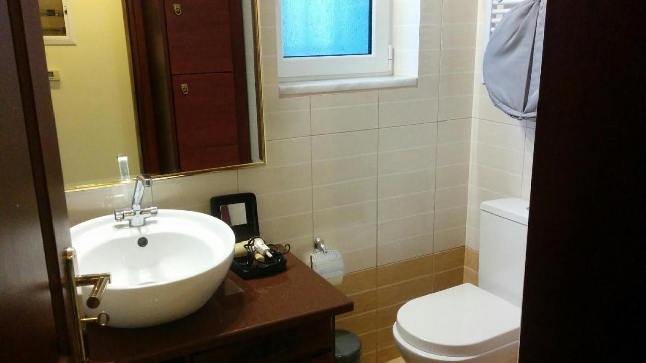 Lovely 2-Bedroom Apartment At Greek Riviera Vári Eksteriør billede