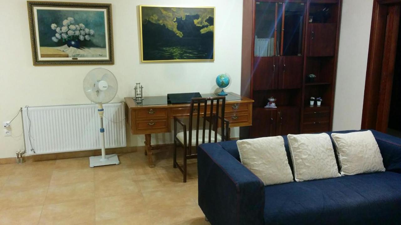 Lovely 2-Bedroom Apartment At Greek Riviera Vári Eksteriør billede