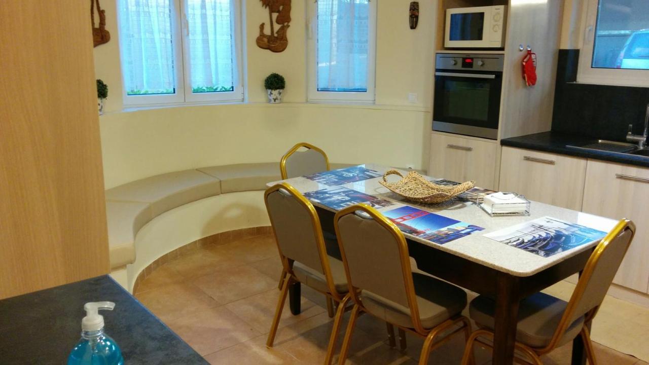 Lovely 2-Bedroom Apartment At Greek Riviera Vári Eksteriør billede