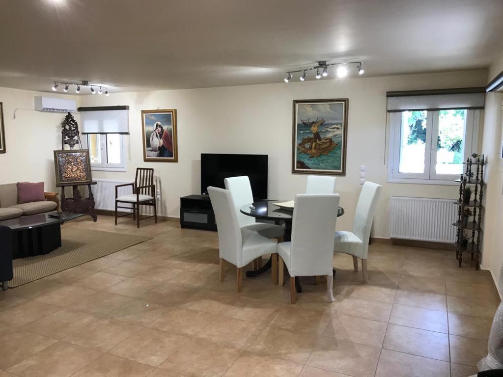 Lovely 2-Bedroom Apartment At Greek Riviera Vári Eksteriør billede